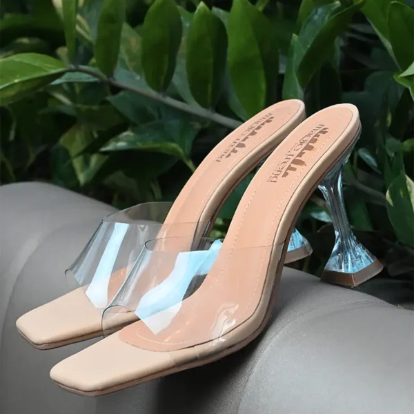 Crystal cup-shaped heel with a square toe and a 9.5cm height, synthetic material with transparent acetate.