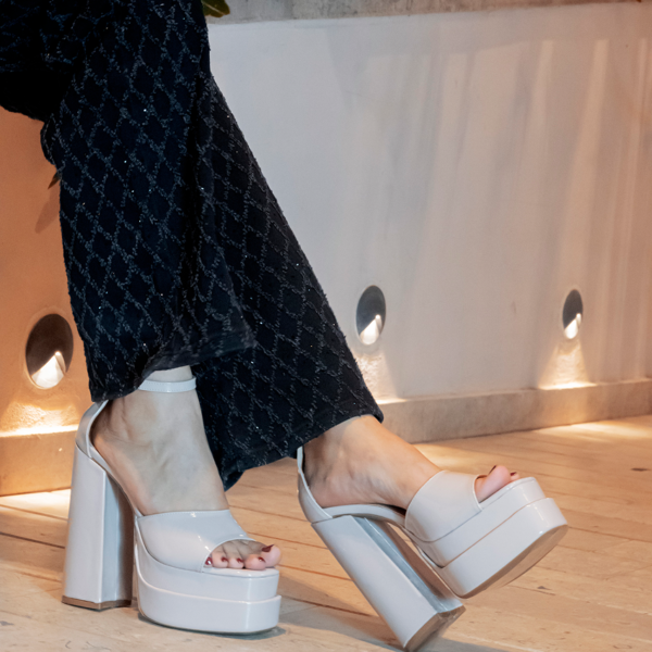 Platform heel with support, 15 cm high and made of patent material.