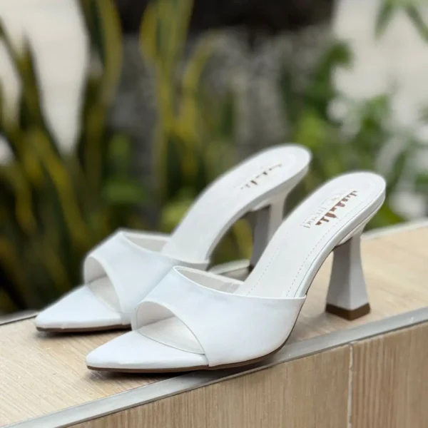Cup-shaped heel with a 9.5cm height and synthetic material.